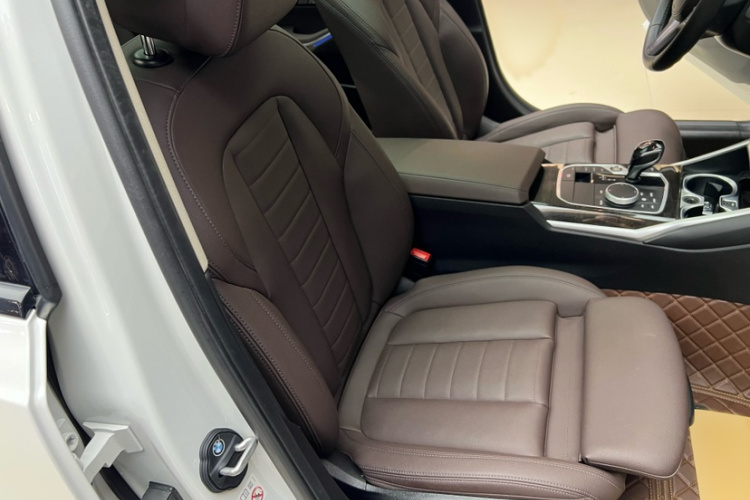 宝马3系 2020款 改款 325Li M运动套装中控内饰7008