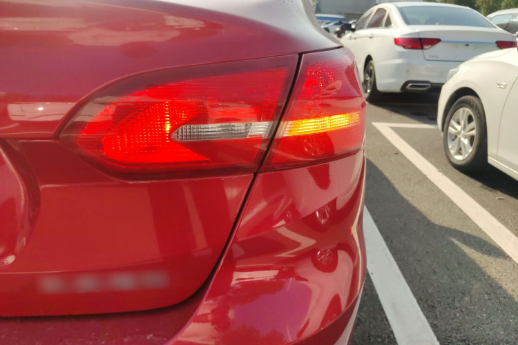 福特 福克斯 2015款 三厢 1.6L 自动风尚型车身外观9