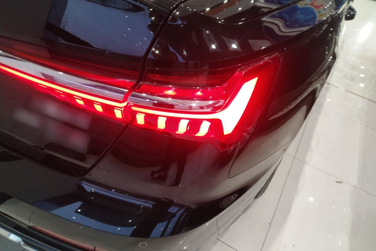 奥迪A6L 2021款 40 TFSI 豪华动感型车身外观9