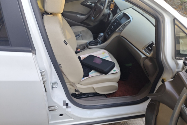 别克 英朗 2013款 GT 1.6L 自动时尚版局部细节9005