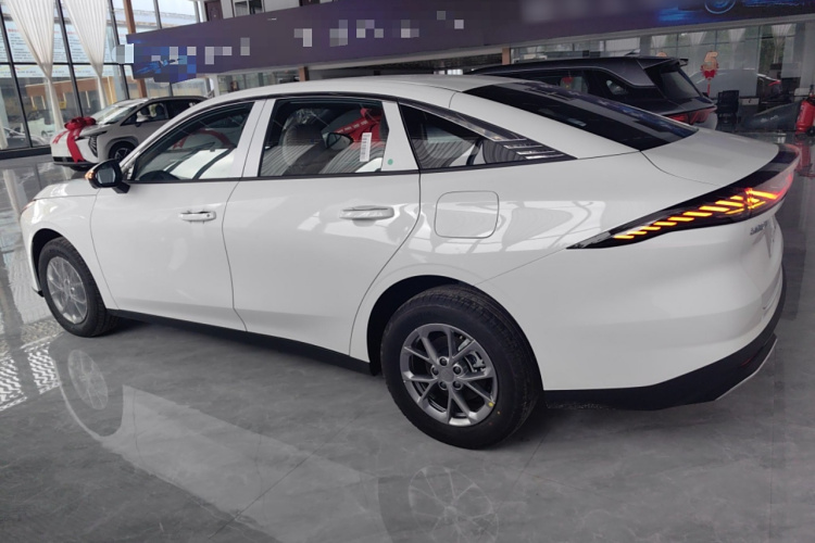 吉利银河 银河L6 2025款 EM-i 60km 探索版车身外观4