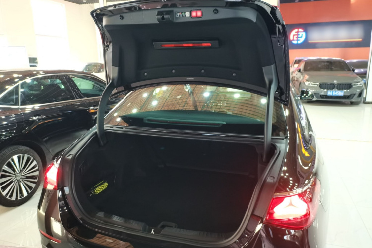 奔驰E级 2024款 E 300 L 豪华运动型机舱底盘23
