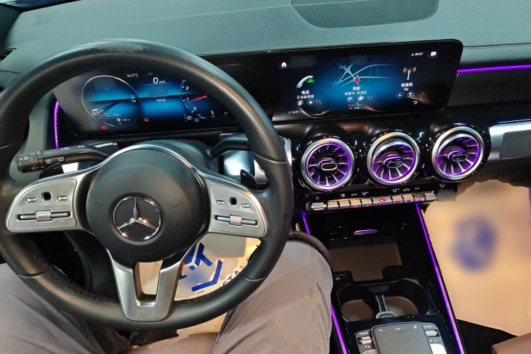 奔驰GLB 2021款 GLB 200 动感型中控内饰7002