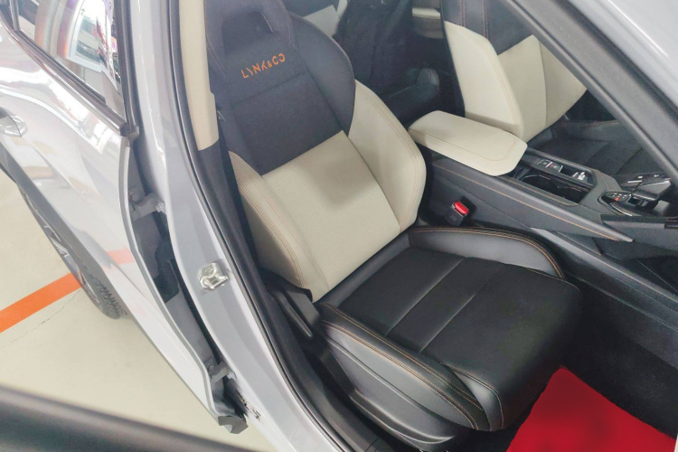 领克06 EM-P 2022款 PHEV 84KM续航版 Pro中控内饰41