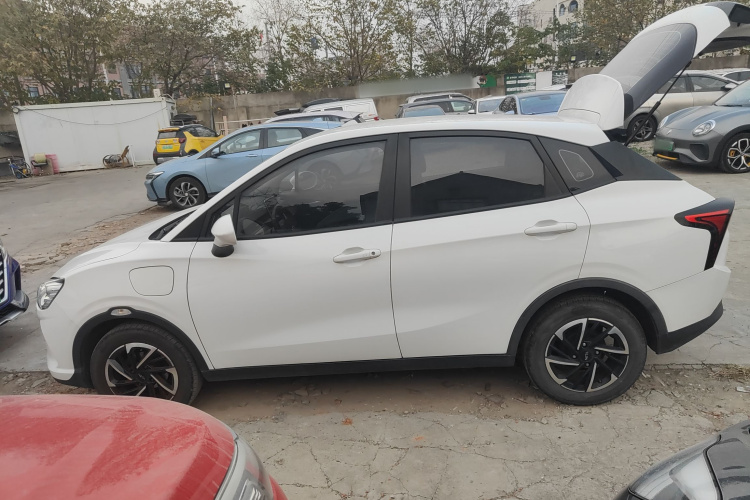 哪吒汽车 哪吒V 2021款 长续航娱乐版车身外观6003