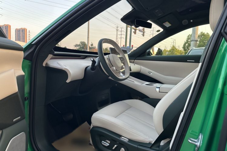 小米汽车 小米YU7 2025款 超长续航高性能四驱Max版中控内饰7005