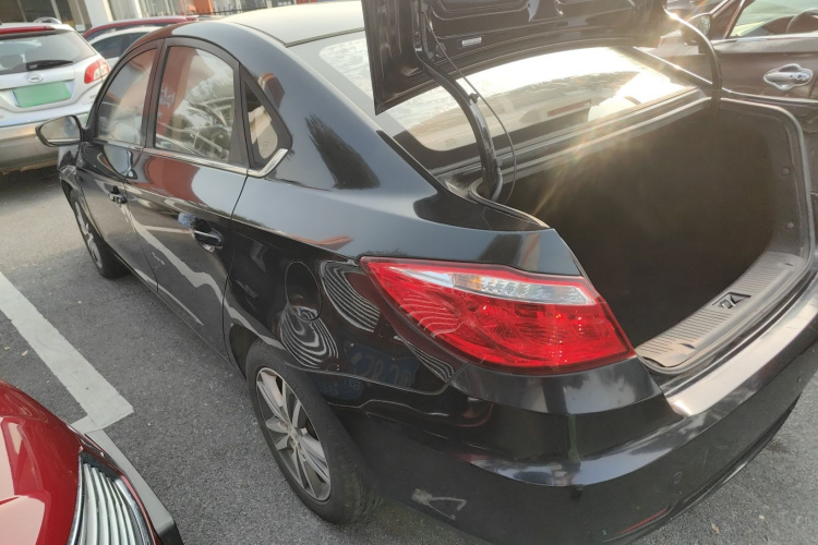 长安 逸动 2015款 1.6L 自动豪华型车身外观4