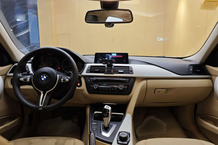 宝马3系 2015款 320i 超悦版时尚型中控内饰7010