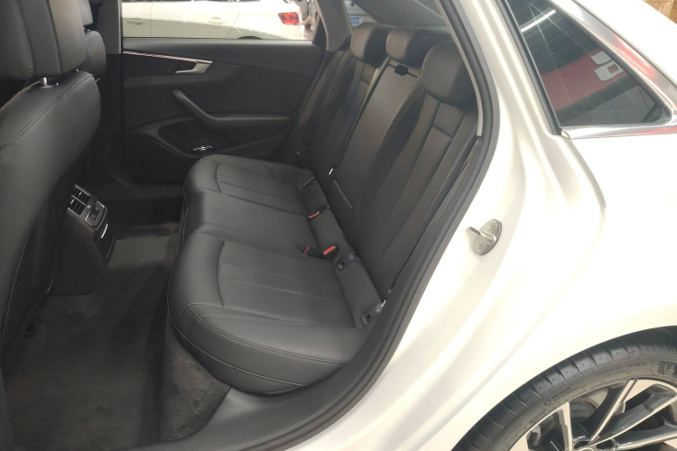 奥迪A4L 2022款 40 TFSI 时尚致雅型中控内饰7001