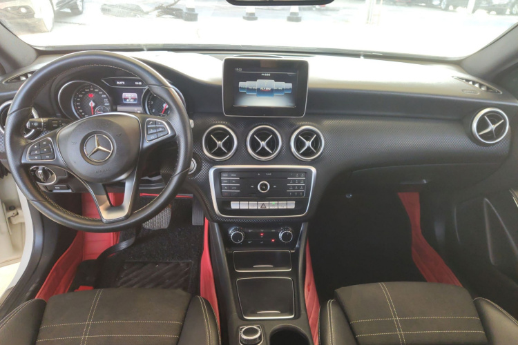 奔驰A级(进口) 2016款 A 200 时尚型中控内饰7002