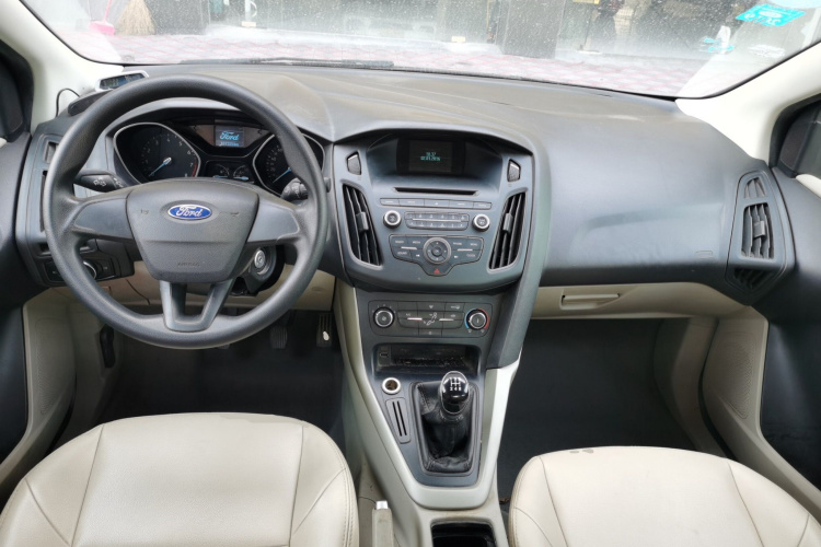 福特 福克斯 2015款 三厢 1.6L 手动舒适型中控内饰12