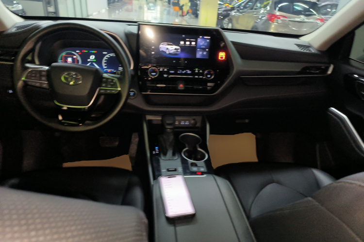 丰田 汉兰达 2024款 2.5L智能电混双擎两驱精英版 5座中控内饰12