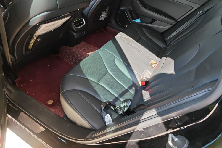 红旗H5 2022款 经典款 1.8T 自动智联旗畅版中控内饰7004