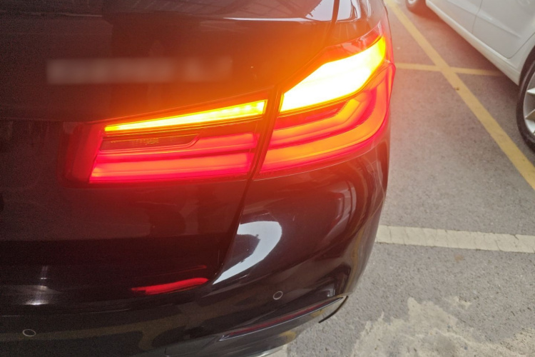 宝马5系 2019款 525Li M运动套装车身外观9