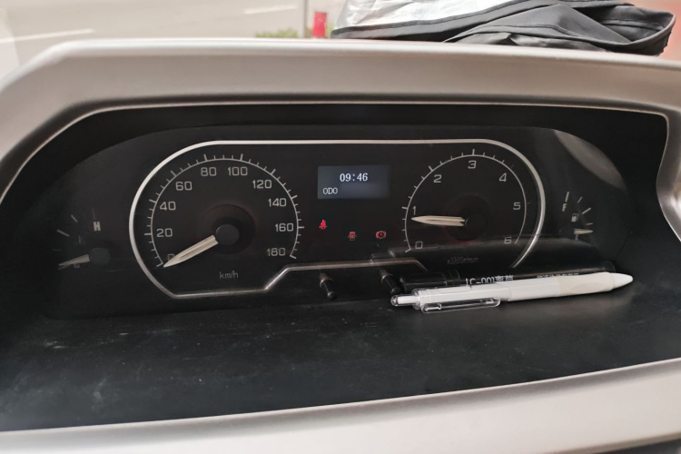 上汽大通MAXUS 新途V80 2017款 2.5T 5挡手动傲运通国IV短轴超低顶5/6/10座局部细节14