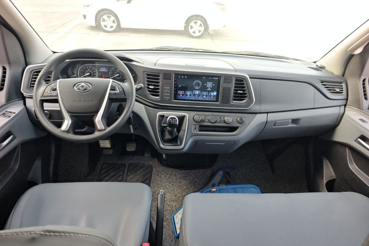 上汽大通MAXUS 新途V80 2024款 傲运通超值版 6MT 短轴超低顶127Ps 5/6座中控内饰7002