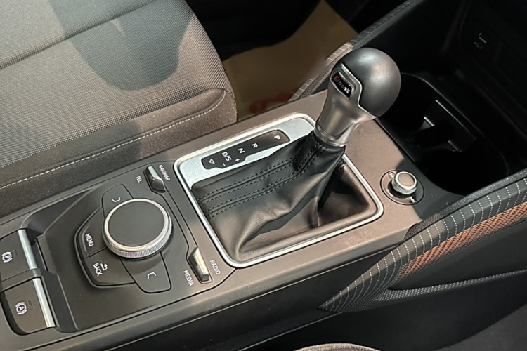 奥迪Q2L 2018款 35 TFSI 上市专享版 国VI局部细节18