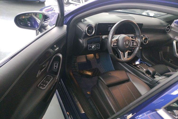 奔驰A级 2020款 改款 A 200 L 运动轿车动感型中控内饰20