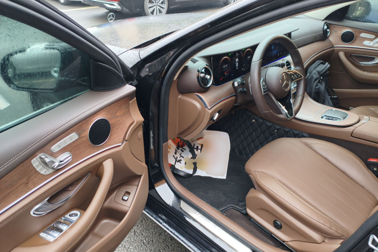 奔驰E级 2023款 改款 E 300 L 时尚型中控内饰7003