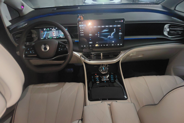 腾势D9 2024款 DM-i 980 四驱旗舰型中控内饰7002