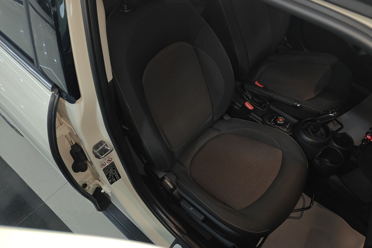 MINI 2021款 1.5T ONE 五门版局部细节41