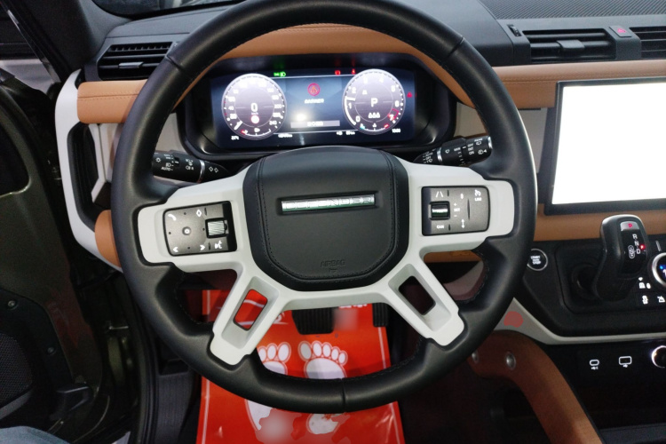 路虎卫士 2023款 90 3.0T P400 暗黑特别版中控内饰13