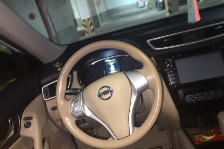 日产 奇骏 2015款 2.0L CVT舒适MAX版 2WD中控内饰13