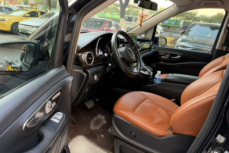 奔驰V级 2018款 V 260 领航版 国VI中控内饰7009