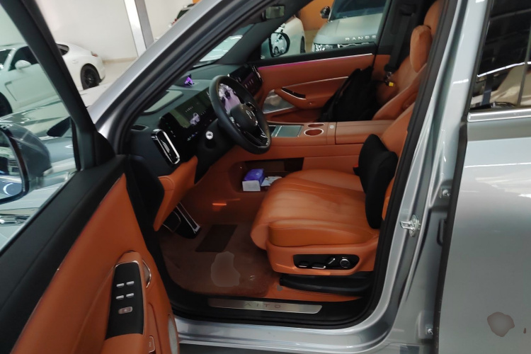 鸿蒙智行 问界M8 2025款 增程 Max+版 53.4kWh 5座版中控内饰19