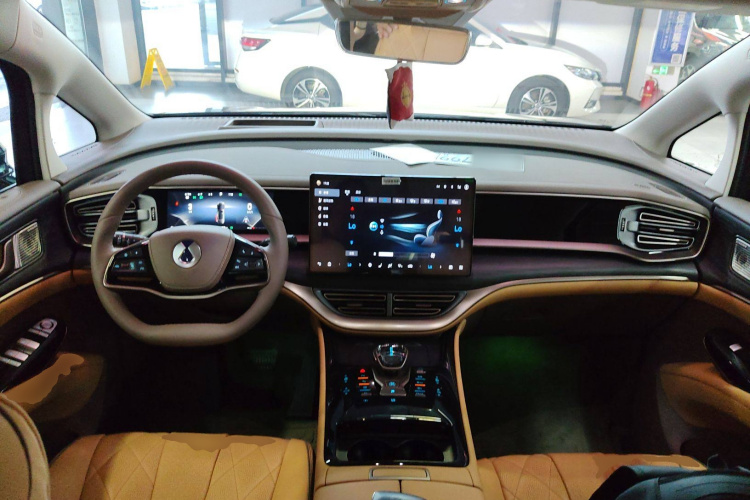 腾势D9 2022款 DM-i 970 四驱尊荣型中控内饰12