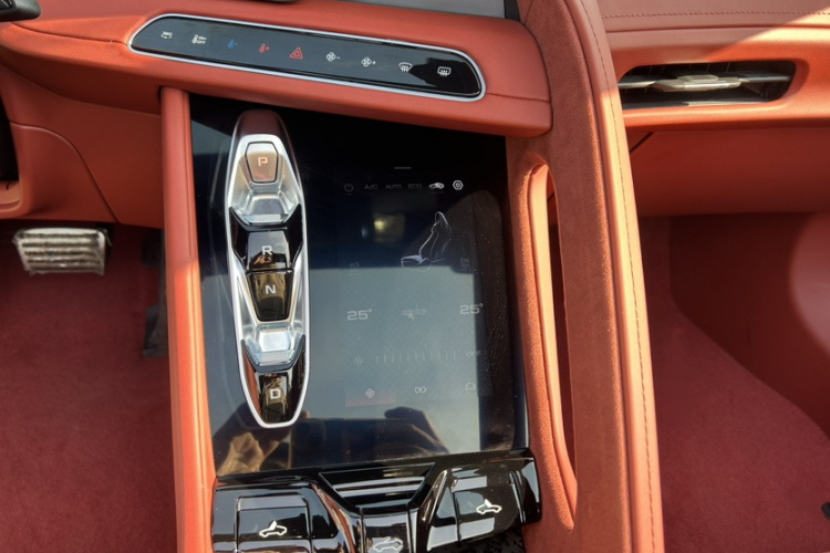 名爵 MG Cyberster 2024款 520km 传奇四驱版中控内饰7001