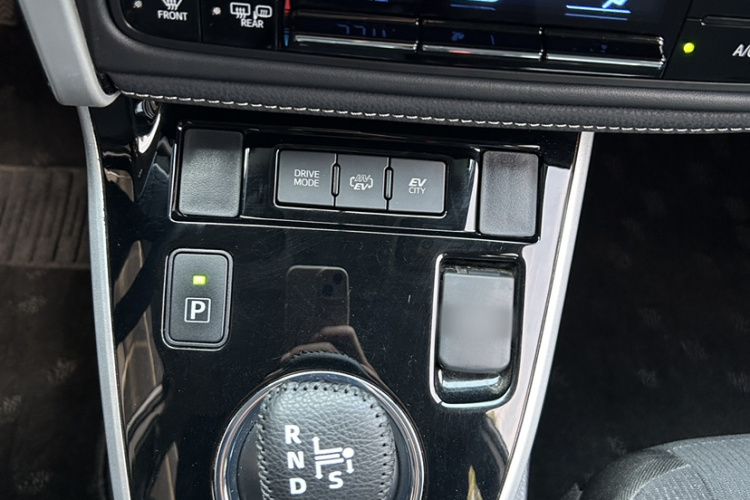 丰田 卡罗拉双擎E+ 2019款 1.8L E-CVT领先版中控内饰7009