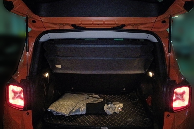 Jeep 自由侠 2018款 互联大屏版 180T 自动高能版局部细节23