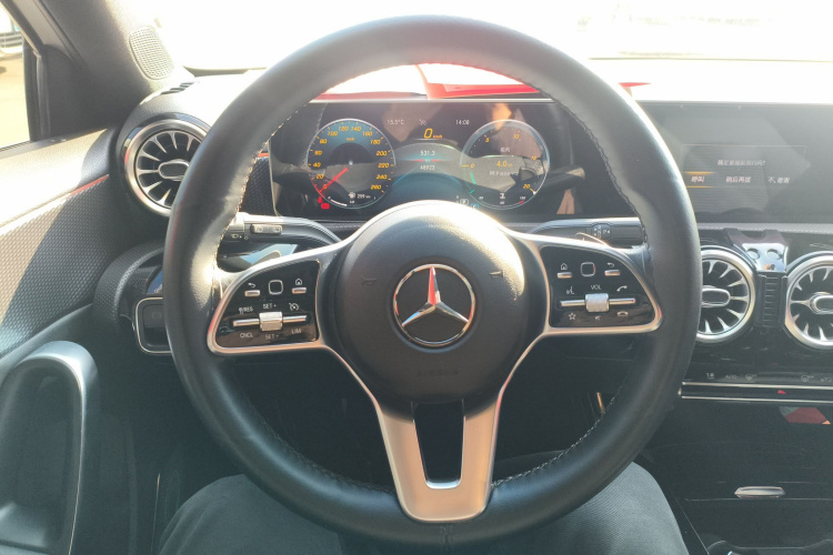 奔驰A级(进口) 2019款 A 200 动感型中控内饰13