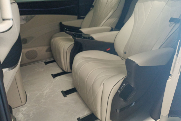 腾势D9 2024款 DM-i 980 四驱尊荣型中控内饰21