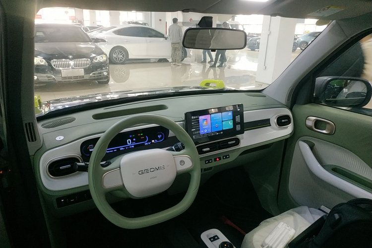 吉利银河 2025款 210km 熊猫骑士中控内饰12