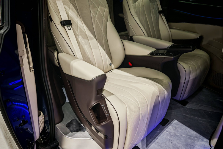 腾势D9 2024款 DM-i 980 四驱尊荣型中控内饰7013