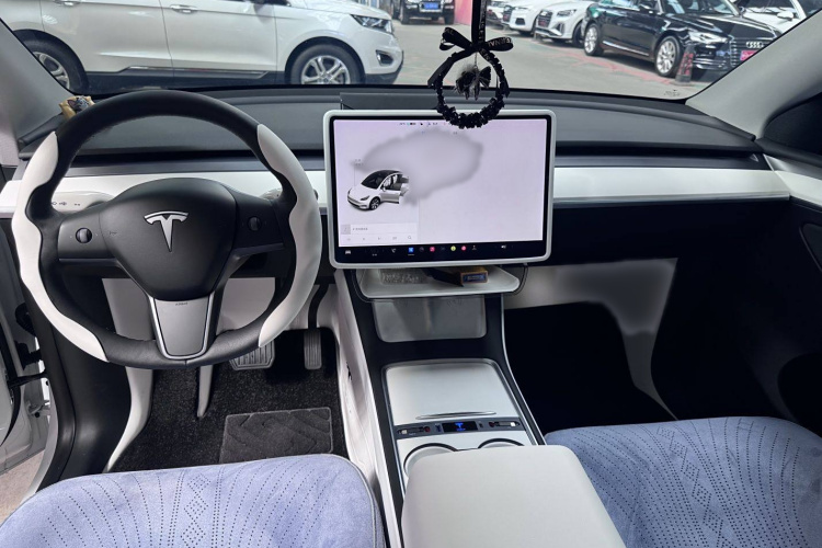 特斯拉 Model Y 2021款 长续航全轮驱动版中控内饰7001