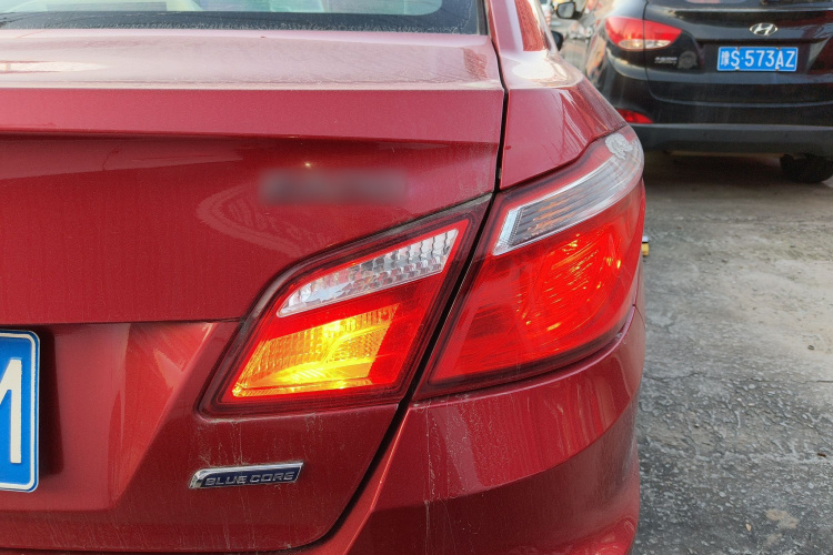 长安 逸动 2016款 1.6L 手动风尚型车身外观9