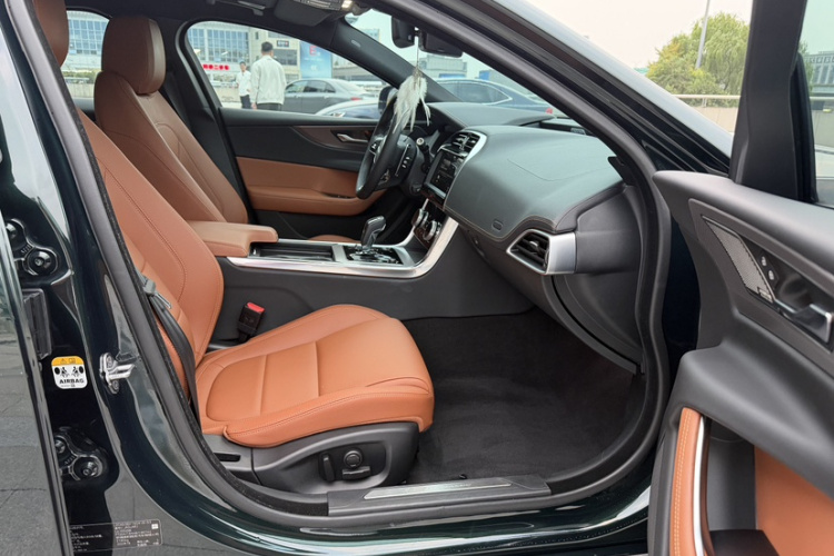 捷豹XEL 2022款 2.0T 250PS R-DYNAMIC S进取运动版局部细节41