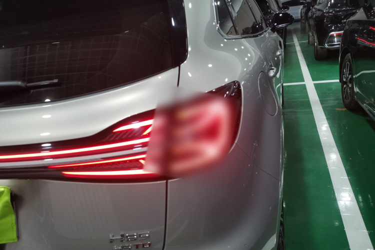 红旗HS5 2023款 2.0T 四驱旗享Pro版车身外观9