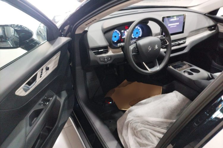 红旗E-QM5 2025款 500km 出行版中控内饰7003