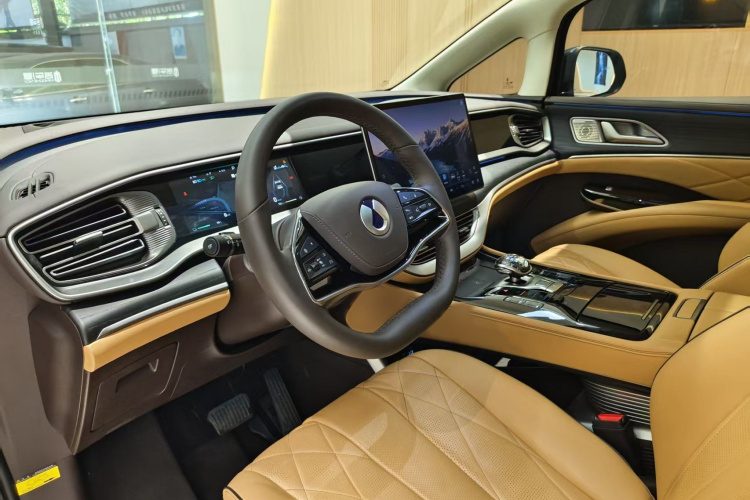 腾势D9 2024款 DM-i 980 四驱旗舰型中控内饰7004