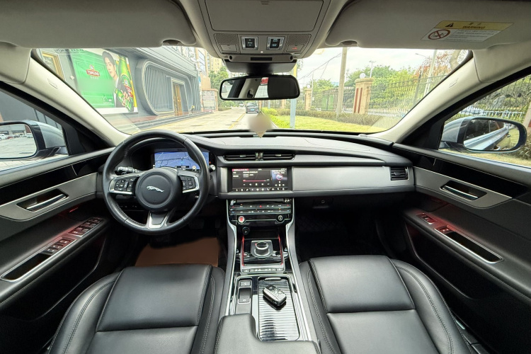 捷豹XFL 2020款 XFL 2.0T P200 两驱精英版中控内饰7004