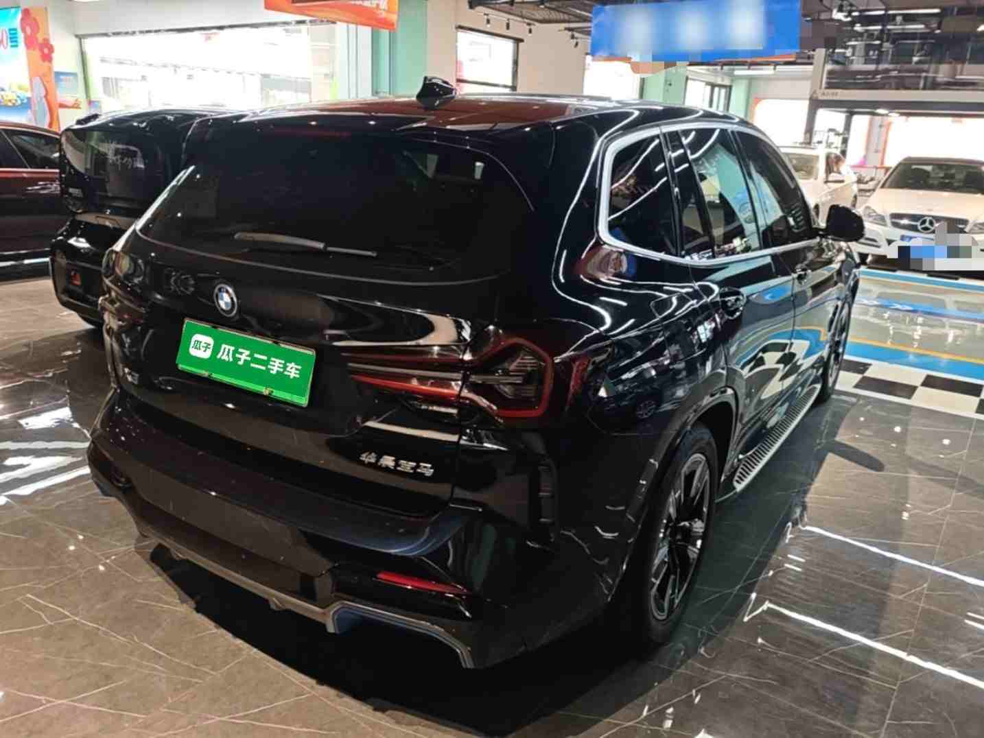 车辆右后45度外观展示
