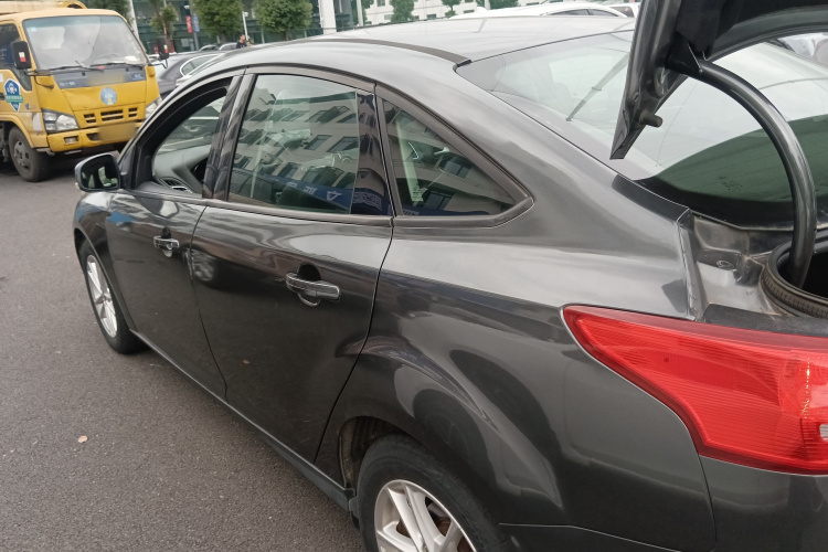 福特 福克斯 2015款 三厢 1.6L 自动风尚型车身外观6003