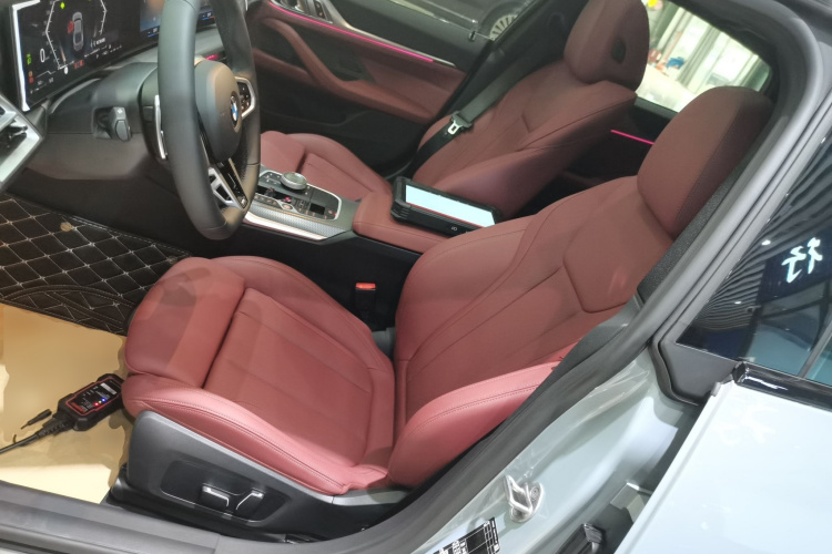 宝马4系 2024款 430i Gran Coupe M运动曜夜套装中控内饰19