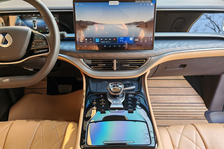 腾势D9 2024款 DM-i 980 四驱尊贵型中控内饰7006