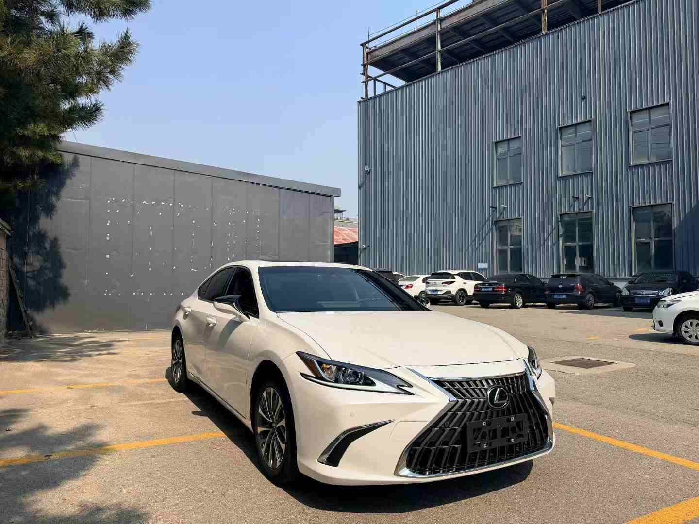 车辆右前45度外观展示