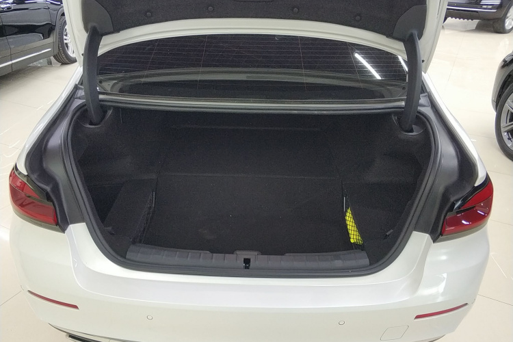 宝马5系新能源 2022款 改款 535Le 豪华套装机舱底盘23